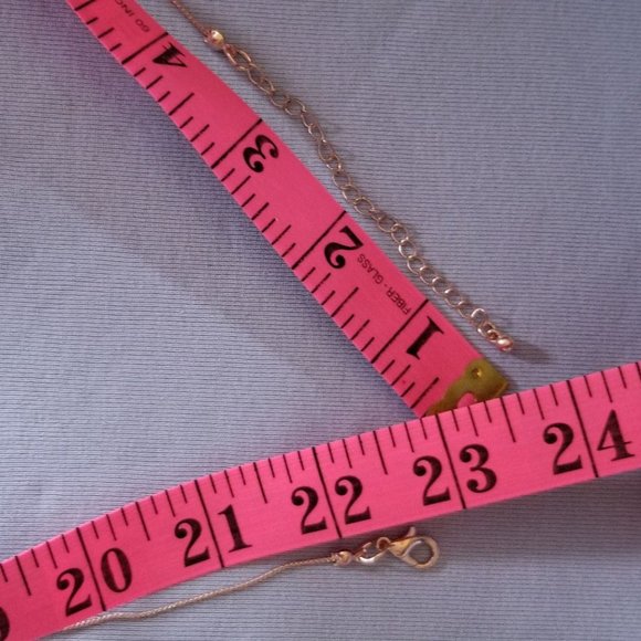 White howlite gemstone necklace with gold accent beads, handmade, artisan work - Picture 5 of 5